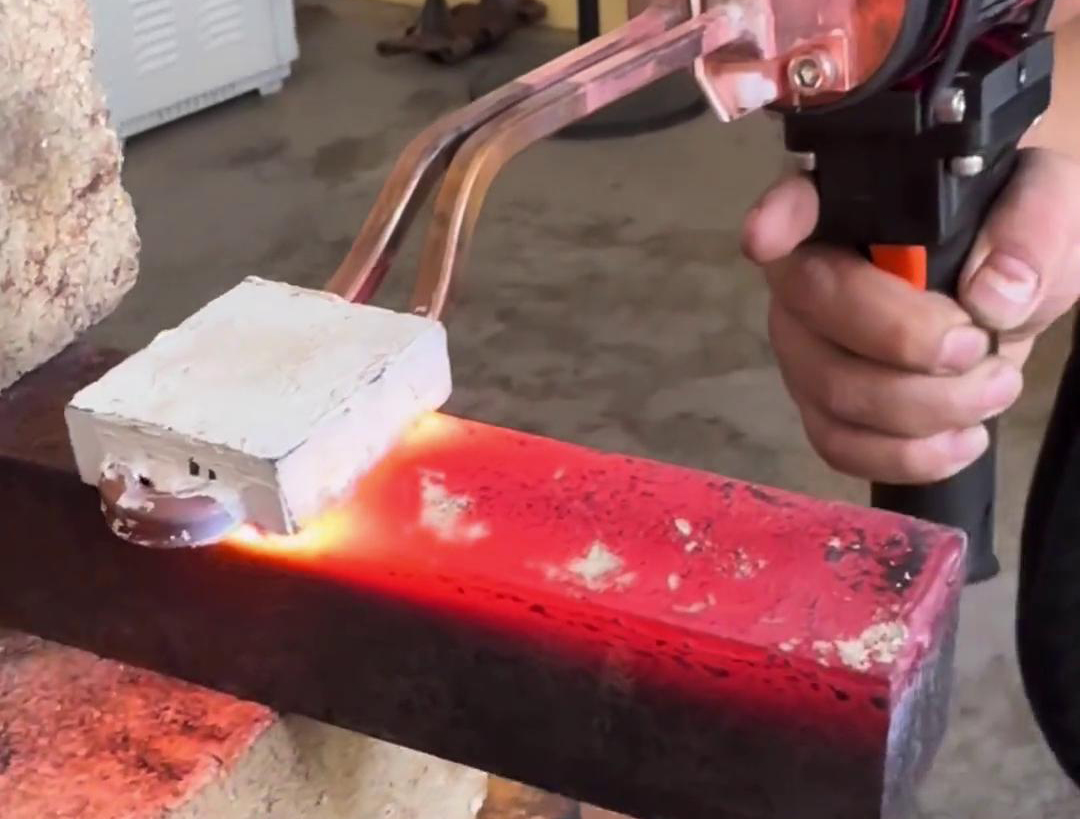 軟電纜手持式高頻加熱機(jī)一款操作簡(jiǎn)便、加熱迅速且安全高效加熱設(shè)備